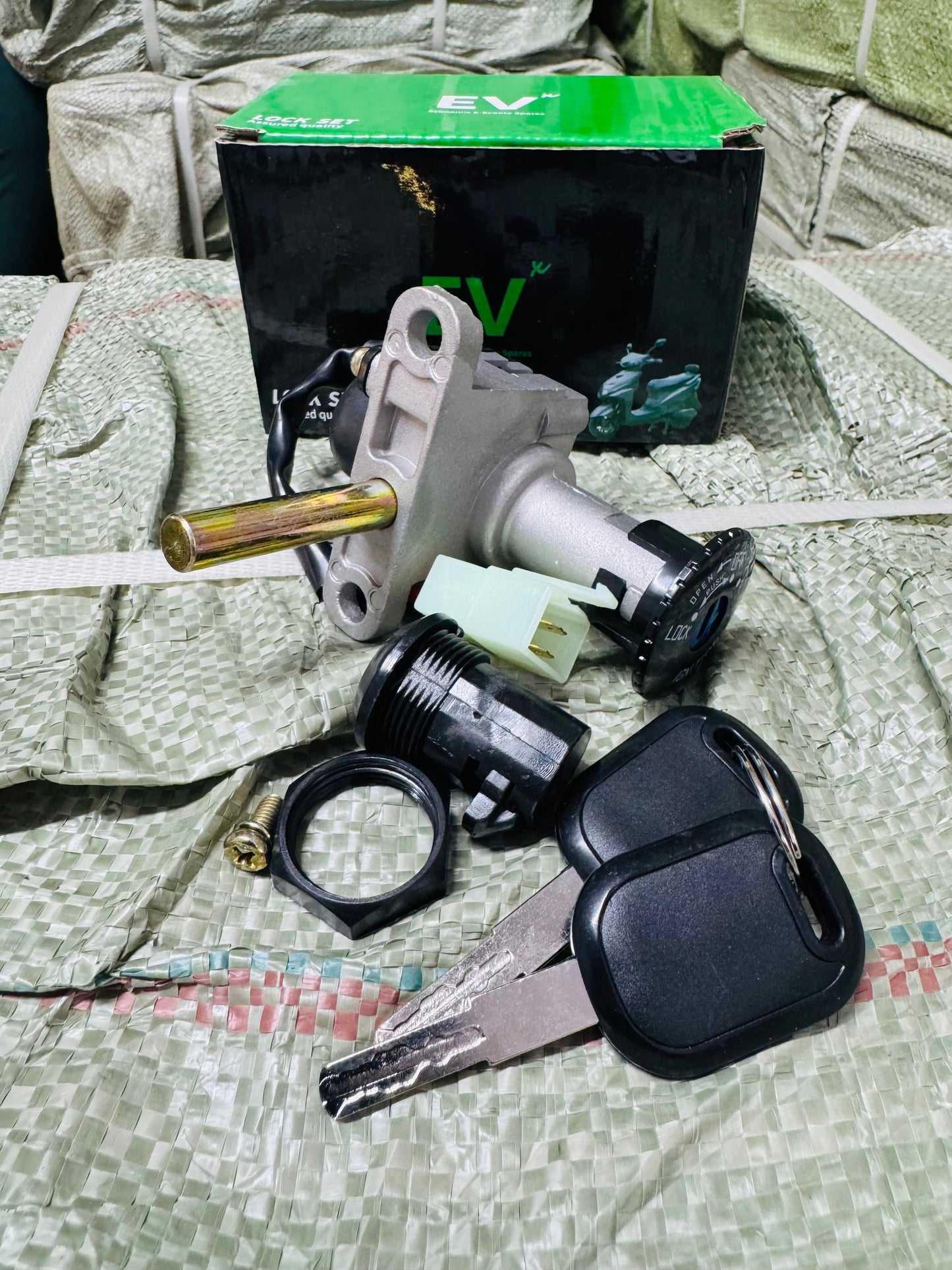 BIG VESPA LOCK MARKET